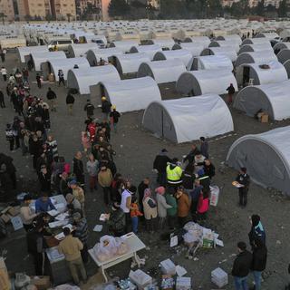 Un camp pour les personnes ayant perdu leur maison après le tremblement de terre en Turquie. [Keystone - AP Photo/Hussein Malla]