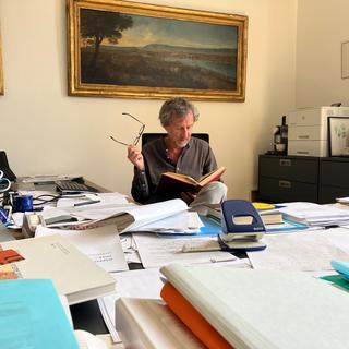 Frédéric Sardet, le directeur de la Bibliothèque de Genève, dans son bureau, avant de descendre sous terre. [RTS - Tristan Miquel]