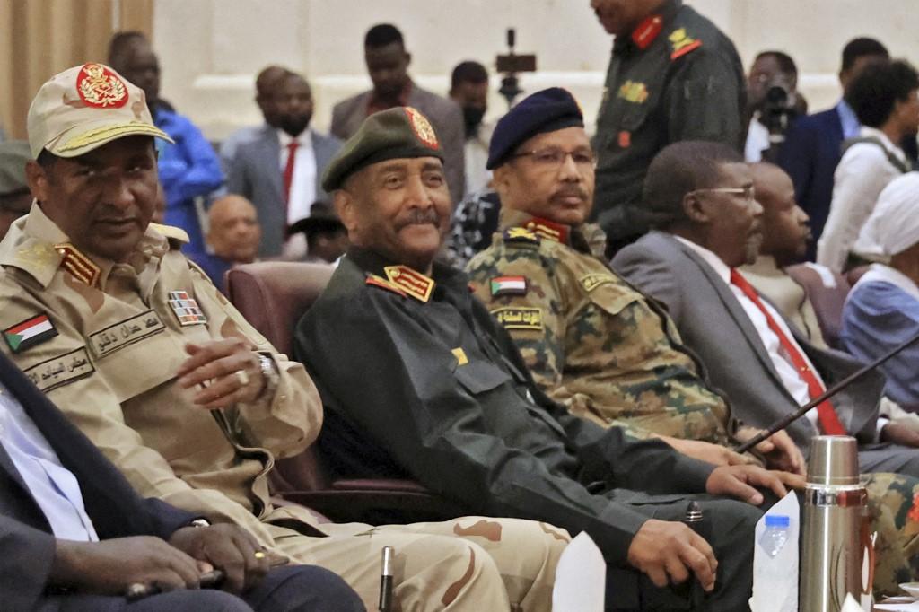 Les deux hommes aujourd'hui opposés, Abdel Fattah al-Burhane (2e à gauche, en habit noir) et le milicien Mohamed Hamdan Daglo (à gauche, avec une casquette), à Khartoum, le 5 décembre 2022. [AFP - Ashraf Shazly]