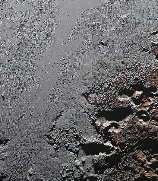 La partie sud-est des grandes plaines de glace de Pluton. En bas à droite, elles bordent de hautes terres accidentées et sombres nommées Krun Macula. Photo prise par le vaisseau spatial New Horizons. [NASA - Johns Hopkins University Applied Physics Laboratory/Southwest Research Institute]