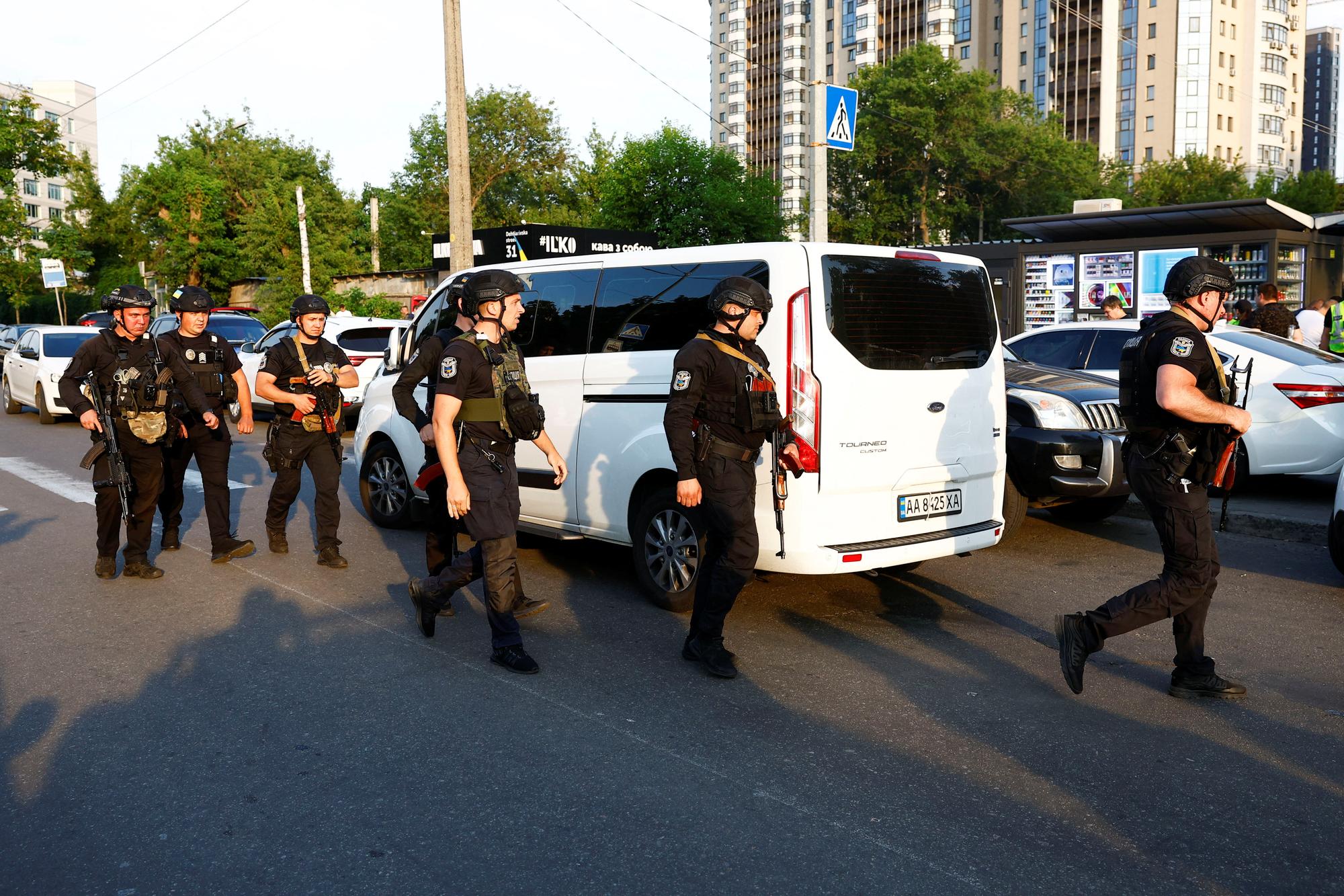 Les forces de sécurité interviennent après l'explosion dans le tribunal à Kiev. [Reuters - Valentyn Ogirenko]