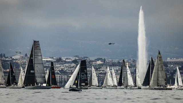 Des voiliers s'alignent au départ de la 84e édition du Bol d'Or,  à Genève, le 10 juin 2023. [Keystone - Valentin Flauraud]