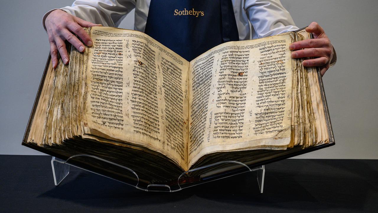 La plus ancienne bible hébraïque va être vendue aux enchères. [AFP - Ed Jones]