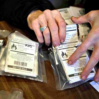 Des paquets de drogue préparés dans le cadre du projet de légalisation de la consommation de drogues dures à Vancouver, en Colombie-britannique. [Reuters - Jennifer Gauthier]