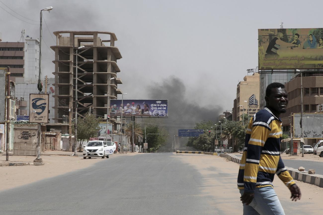 Un quartier incendié de la capitale du Soudan Kartoum, le 15 avril 2023. [Keystone/AP Photo - Marwan Ali]