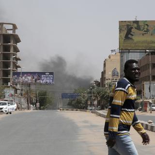 Un quartier incendié de la capitale du Soudan Kartoum, le 15 avril 2023. [Keystone/AP Photo - Marwan Ali]