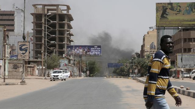 Un quartier incendié de la capitale du Soudan Kartoum, le 15 avril 2023. [Keystone/AP Photo - Marwan Ali]