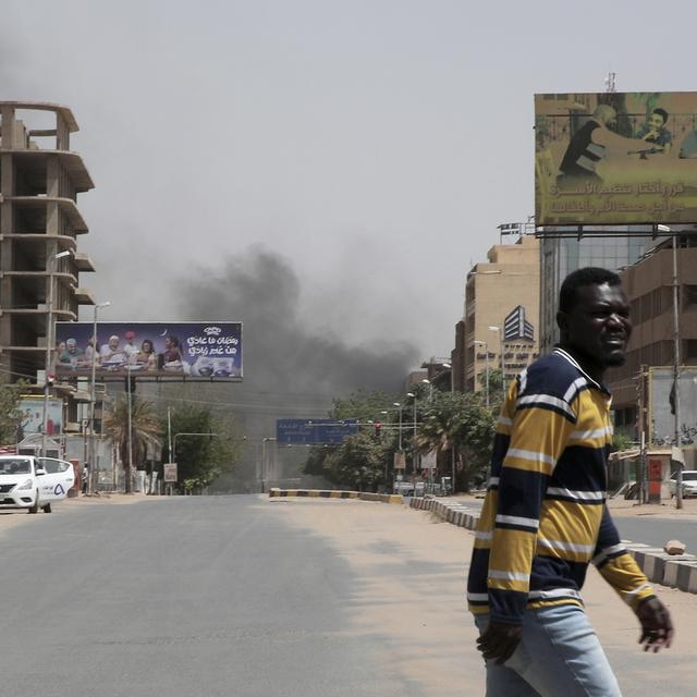 Un quartier incendié de la capitale du Soudan Kartoum, le 15 avril 2023. [Keystone/AP Photo - Marwan Ali]