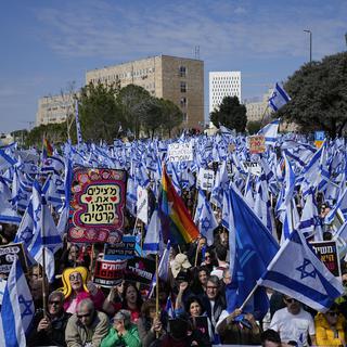 Milliers de manifestants devant la Knesset à Jérusalem, lundi 13.02.2023. [Keystone/AP Photo - Ohad Zwigenberg]