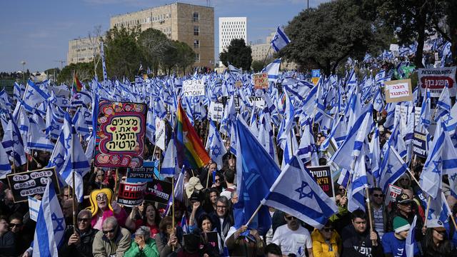 Milliers de manifestants devant la Knesset à Jérusalem, lundi 13.02.2023. [Keystone/AP Photo - Ohad Zwigenberg]