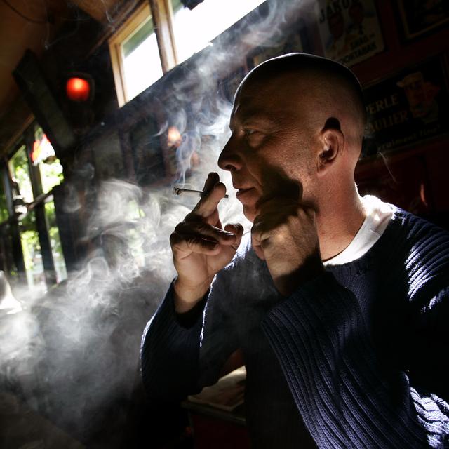Un homme qui fume du cannabis. [Reuters - Jerry Lampen]