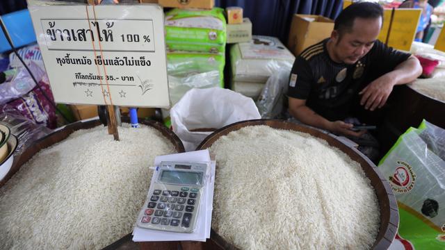 Le prix du riz a fortement augmenté ces derniers temps dans le monde. Sur cette image: un magasin de riz à Bangkok, en Thaïlande. [Keystone - Narong Sangnak]