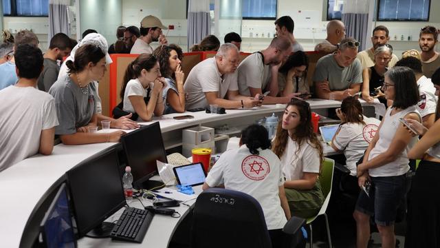 Des personnes viennent donner leur sang à l'hôpital de Tel Aviv. [AFP - Jack Guez]