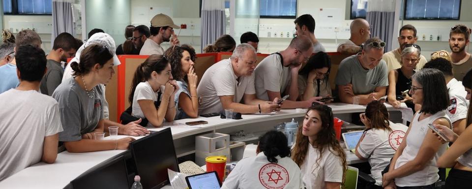 Des personnes viennent donner leur sang à l'hôpital de Tel Aviv. [AFP - Jack Guez]