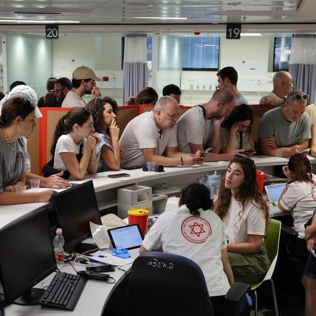 Des personnes viennent donner leur sang à l'hôpital de Tel Aviv. [AFP - Jack Guez]