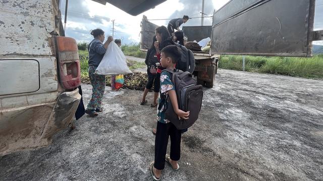 Des réfugiés déplacés par les combats entre l'armée et des groupes armés de minorités ethniques arrivent dans un camp près de la ville de Loikaw, dans l'État de Karenni, en Birmnanie, le 14 novembre 2023. [Keystone - EPA/MIN HTET SAN]