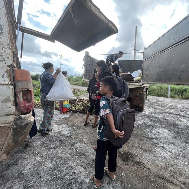 Des réfugiés déplacés par les combats entre l'armée et des groupes armés de minorités ethniques arrivent dans un camp près de la ville de Loikaw, dans l'État de Karenni, en Birmnanie, le 14 novembre 2023. [Keystone - EPA/MIN HTET SAN]