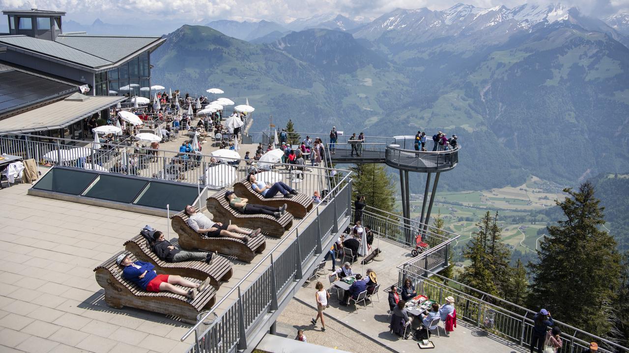 Les touristes étrangers viennent nombreux en Suisse. Ici au Stanserhorn, le 28 mai 2023. [Keystone - Urs Flueeler]