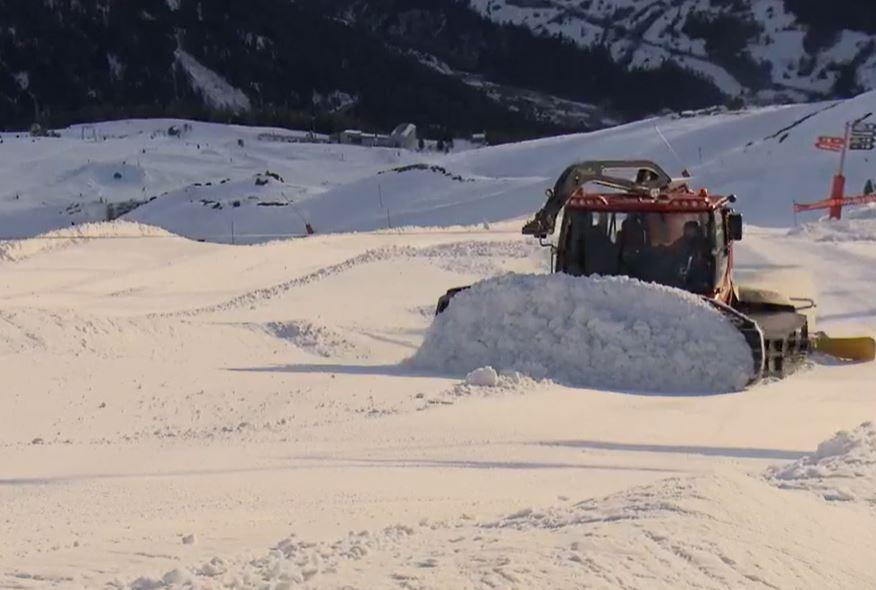 Les dameuses doivent ramener de la neige sur les pistes. [RTS]