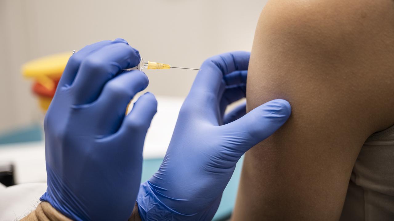 Les vaccins contre la rougeole, les oreillons, la rubéole ou la poliomyélite font défaut en Suisse. [Keystone - Christian Beutler]