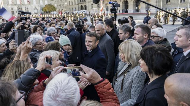Emmanuel Macron s'est offert un bain de foule à Berne. [Keystone - Peter Schneider]