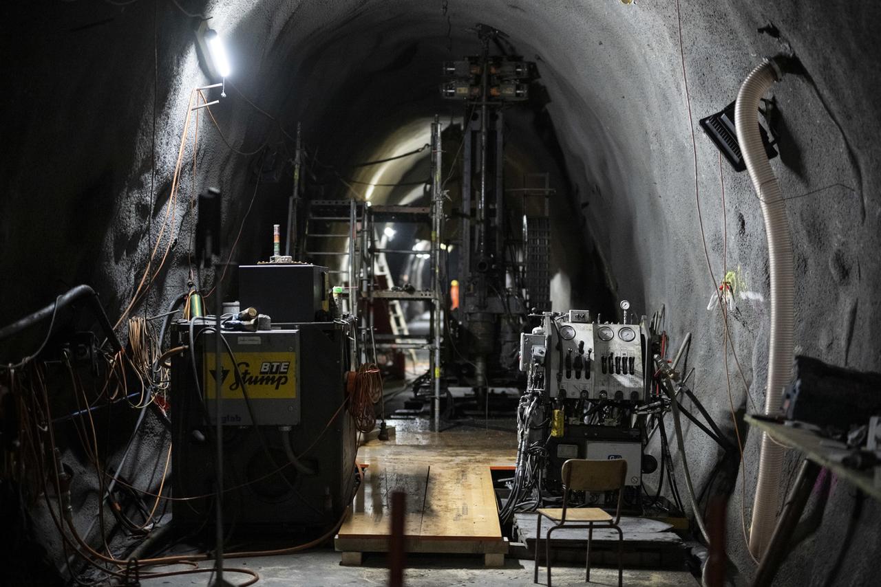 Une machine de forage dans la galerie de sondage à Brienz. [Keystone - Gian Ehrenzeller]