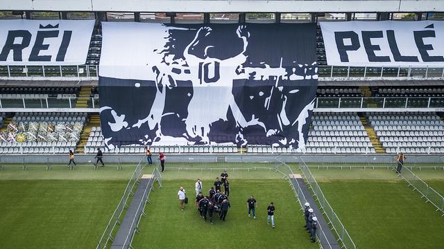 Le cercueil de Pelé a été déposé au milieu de la pelouse du stade du FC Santos. [AP - Matias Delacroix]