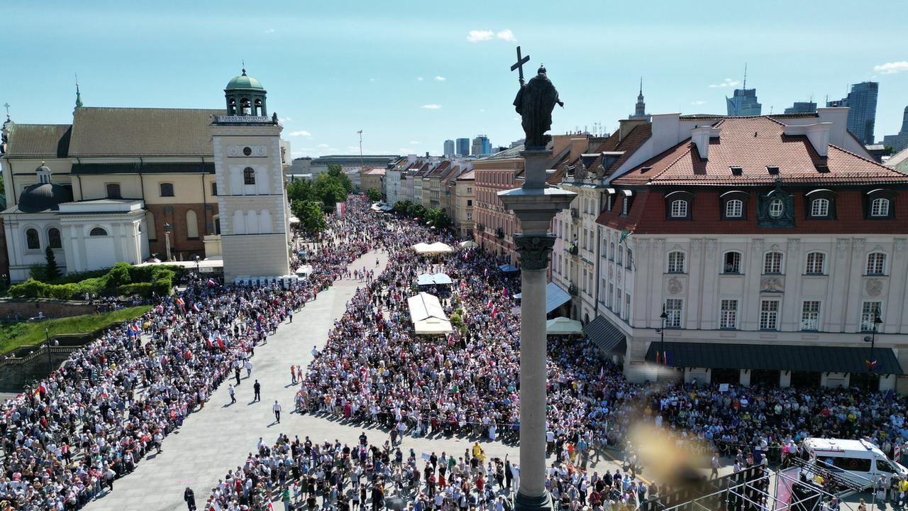 Un demi-million de Polonais défilent contre leur gouvernement à Varsovie. [EPA - Kalbar Poland]