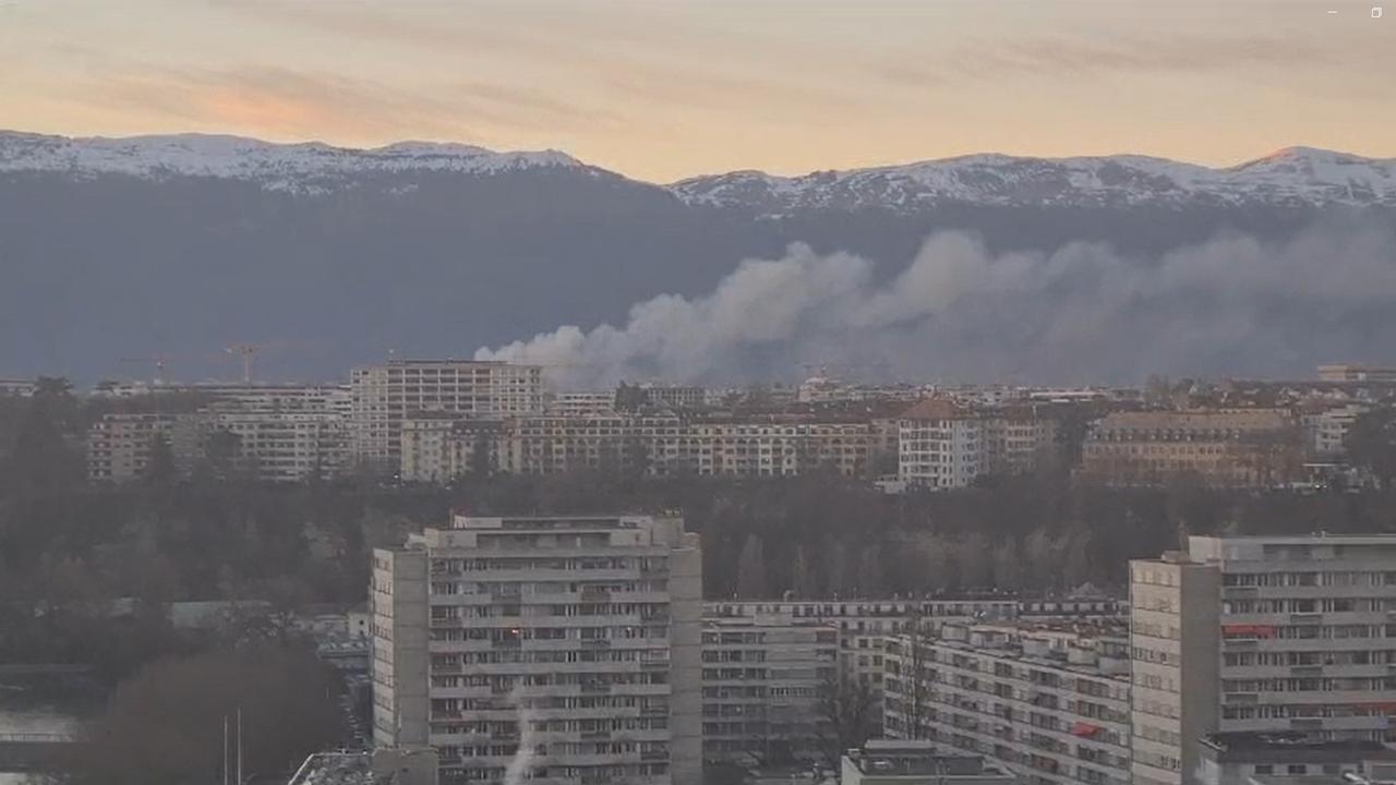 Important incendie près de l'aéroport de Genève. [RTS - Jacqueline Pirszel]