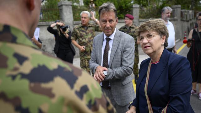 Viola Amherd à la Chaux de Fonds: visite des troupes. [Keystone - Laurent Gillieron]