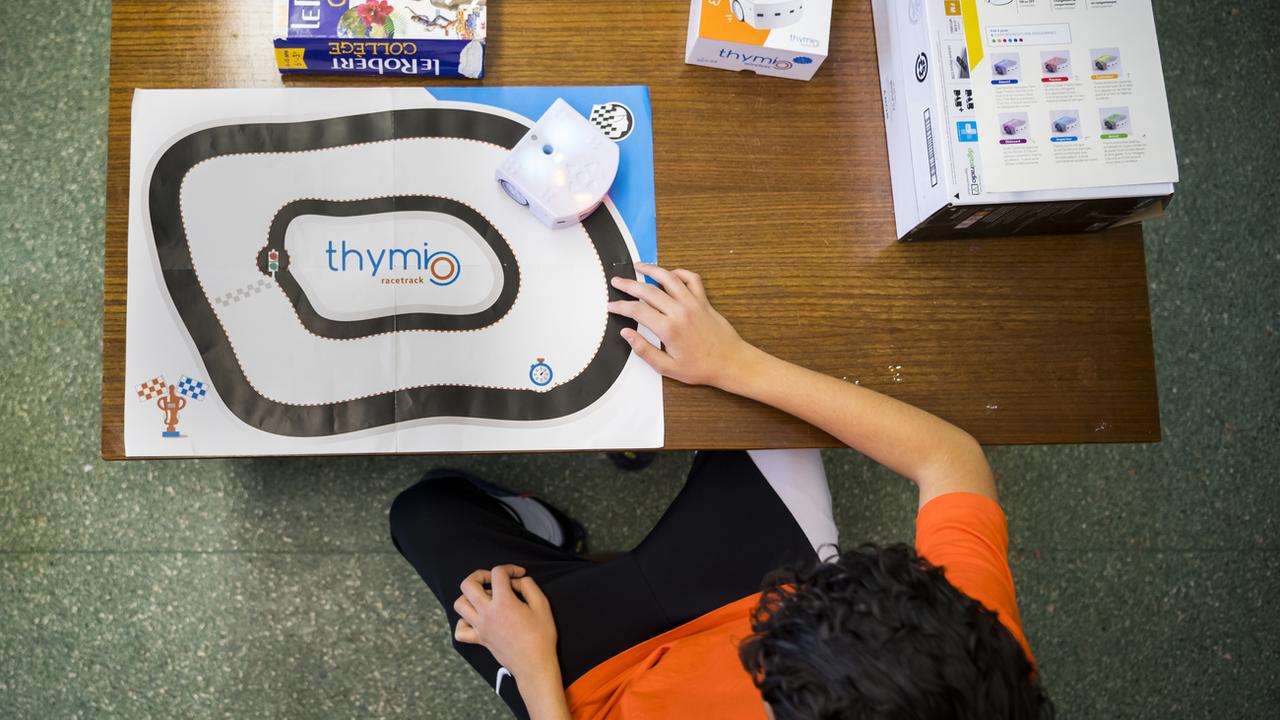 Les robots Thymio seront mis à disposition des élèves pour développer leurs capacités numériques. [Keystone - Jean-Christophe Bott]