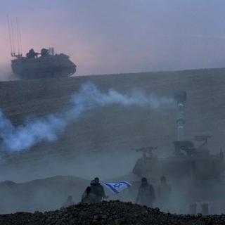 La tension est à son comble à la frontière entre Israël et Gaza, alors qu'Israël menace de réaliser une intervention militaire terrestre imminente. [Ap Photo/ Keystone - Maya Alerruzzo]