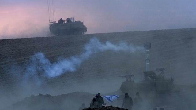 La tension est à son comble à la frontière entre Israël et Gaza, alors qu'Israël menace de réaliser une intervention militaire terrestre imminente. [Ap Photo/ Keystone - Maya Alerruzzo]