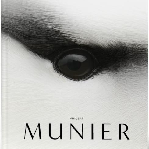 La couverture de l'ouvrage de Vincent Munier: "La Monographie", paru en 2023 aux éditions Kobalann. [vincentmunier.com/ - vincentmunier.com/]