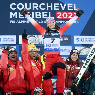 La médaillée d'argent Wendy Holdener pose avec les membres de l'équipe suisse de ski à Courchevel-Méribel. [Keystone - Jean-Christophe Bott]