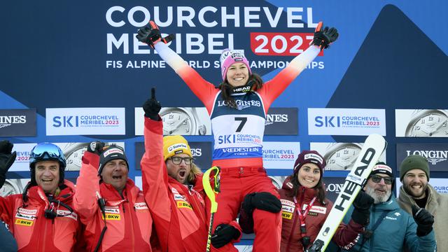 La médaillée d'argent Wendy Holdener pose avec les membres de l'équipe suisse de ski à Courchevel-Méribel. [Keystone - Jean-Christophe Bott]