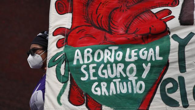 Au Mexique, une femme manifeste en faveur de la dépénalisation de l'avortement. [Keystone - Rebecca Blackwell]