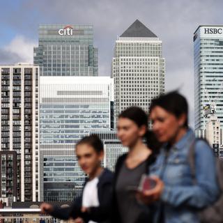 Des personnes se baladent dans le district des banques de Londres (image d'illustration). [Keystone/EPA - Andy Rain]
