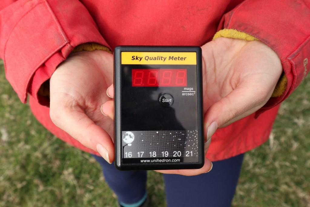 L'appareil utilisé pour mesurer la qualité du ciel sur l'île de Ynys Enlli. [afp - Laurie Churchman]