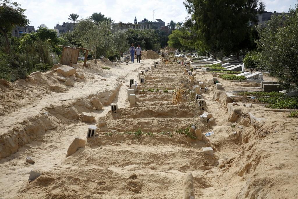 Des habitants de Dair Al-Balah, à Gaza, assistent à la prière funéraire des Palestiniens morts lors des frappes aériennes israéliennes. [AFP - Ashraf Amra / Anadolu]