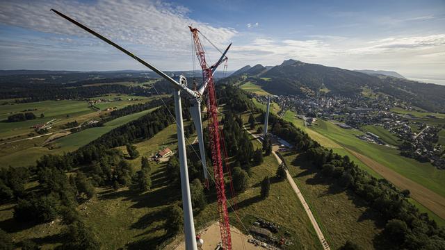 A Sainte-Croix, une première éolienne tutoie le ciel après des années de procédure. [KEYSTONE - VALENTIN FLAURAUD]