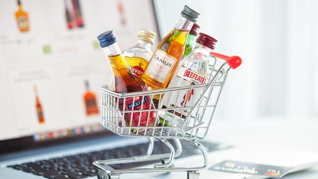 Acheter de l'alcool sur internet est très facile, même pour les mineurs. [Depositphotos - ChamilleWhite]