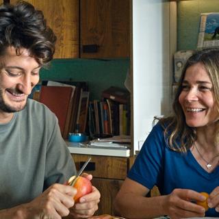 Pierre Niney et Blanche Gardin dans le film "Le livre des solutions" de Michel Gondry. [The Jokers Films]