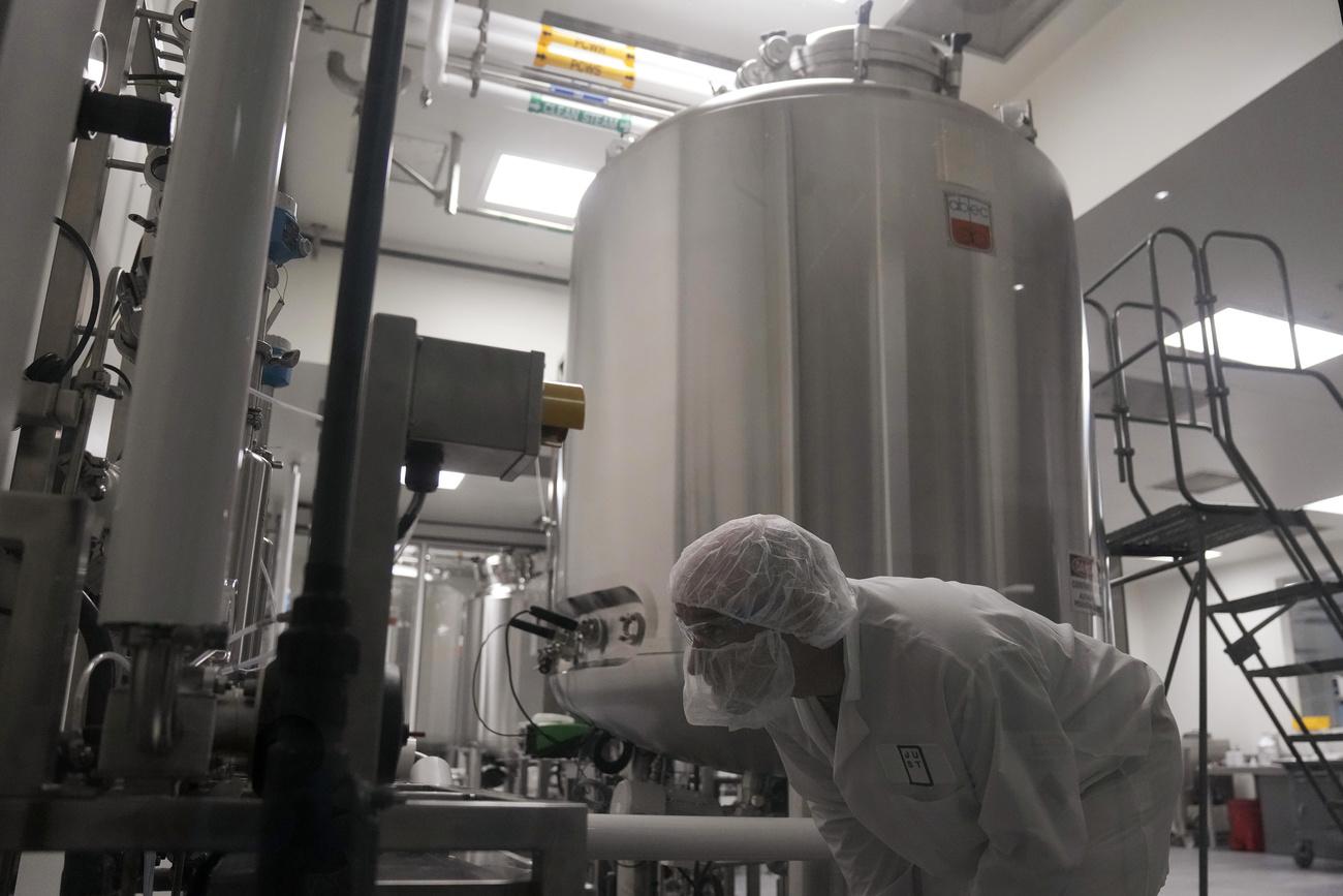 Une personne supervise le processus de préparation de viande de synthèse dans le laboratoire d'Eat Just, en Californie. [AP/Keystone - Jeff Chiu]
