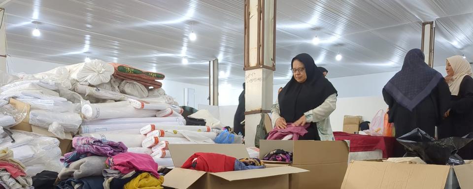 Une collecte de vêtements pour les familles déplacées de Derna accueillies à Misrata. [Ariane Lavrilleux]