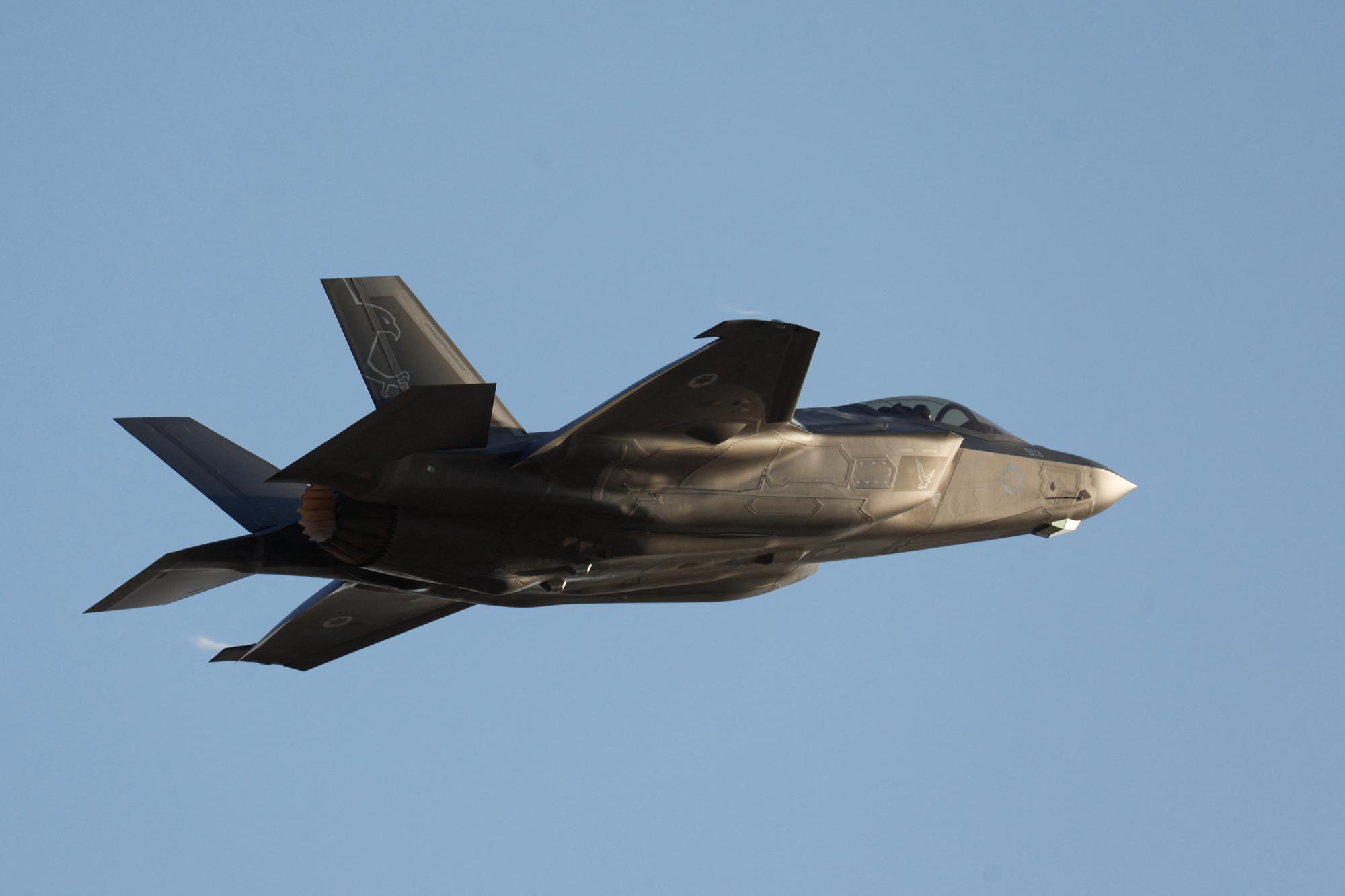Un avion de combat F-35 israélien vole lors d'une cérémonie de remise des diplômes aux pilotes de l'armée de l'air dans le sud d'Israël, le 29 juin 2023 (image d'illustration). [reuters - Amir Cohen]