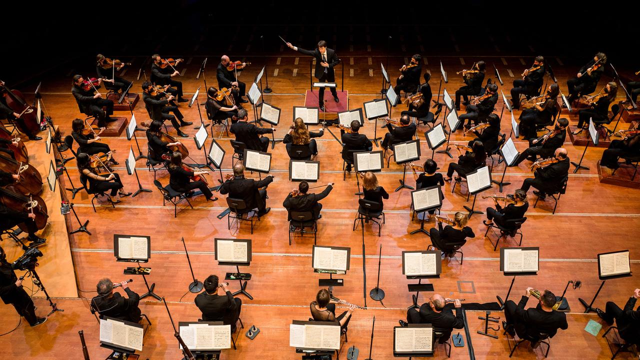 Le chef d'orchestre Leo McFall dirige l'Orchestre national du Capitole lorsd'un concert à Toulouse en février 2021. [Hans Lucas via AFP - Frédéric Scheiber]