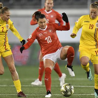 L'équipe de football suisse contre l'équipe de Roumanie pendant les qualifications pour l'Euro féminin de 2021. [Keystone - Walter Bieri]