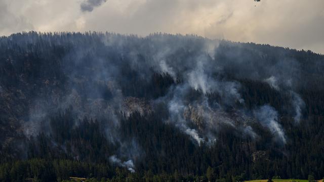 La forêt brûle toujours à Bitsch, dans le Haut-Valais. [Keystone - Jean-Christophe Bott]