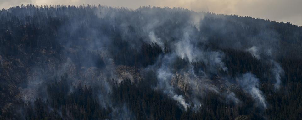 La forêt brûle toujours à Bitsch, dans le Haut-Valais. [Keystone - Jean-Christophe Bott]